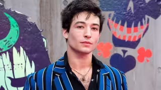 Ezra Miller acusa a un oficial de tocarlo en las partes íntimas durante su arresto en Hawái