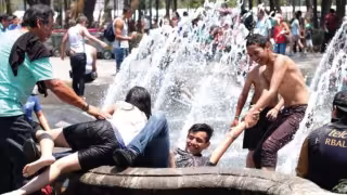 Gente en fuentes públicas de la CDMX