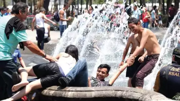 Gente en fuentes públicas de la CDMX Gente en fuentes públicas de la CDMX