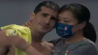Al salir del agua, Rommel fue abrazado y consolado por su entrenadora quien al igual que él no pudo contener las lágrimas