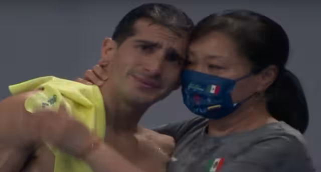 Al salir del agua, Rommel fue abrazado y consolado por su entrenadora quien al igual que él no pudo contener las lágrimas