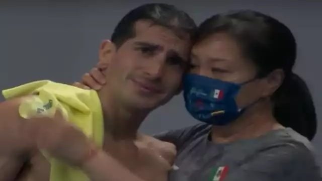 Al salir del agua, Rommel fue abrazado y consolado por su entrenadora quien al igual que él no pudo contener las lágrimas