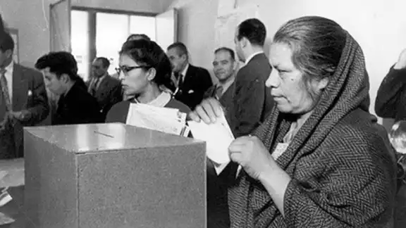 El presidente de México Adolfo Ruíz Cortines publicó en el Diario Oficial de la Federación (DOF) un decreto donde anunciaba el voto femenino El presidente de México Adolfo Ruíz Cortines publicó en el Diario Oficial de la Federación (DOF) un decreto donde anunciaba el voto femenino
