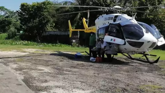 Debido a que ni hay otra forma de acceso a la zona de San Pedro, Tabasco, la CFE se transporta el helicòptero Debido a que ni hay otra forma de acceso a la zona de San Pedro, Tabasco, la CFE se transporta el helicòptero
