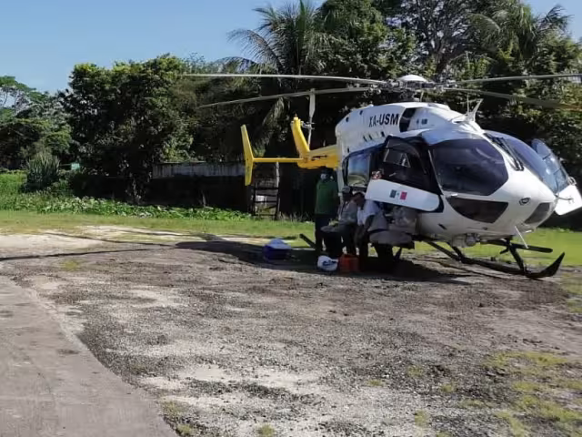 Debido a que ni hay otra forma de acceso a la zona de San Pedro, Tabasco, la CFE se transporta el helicòptero