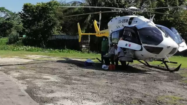 Debido a que ni hay otra forma de acceso a la zona de San Pedro, Tabasco, la CFE se transporta el helicòptero