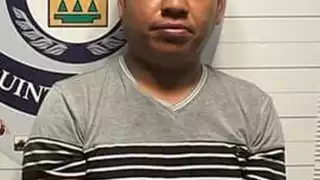 Le encontraron una bolsa tipo mariconera con 10 bolsitas de plástico con crack