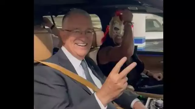 Ricardo Salinas Pliego se sube con el Escorpión Dorado Al Volante