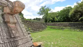 Los investigadores encontraron 400 vasijas que contenían cenizas, carbón, goma y raíces en una cripta prehispánica.
