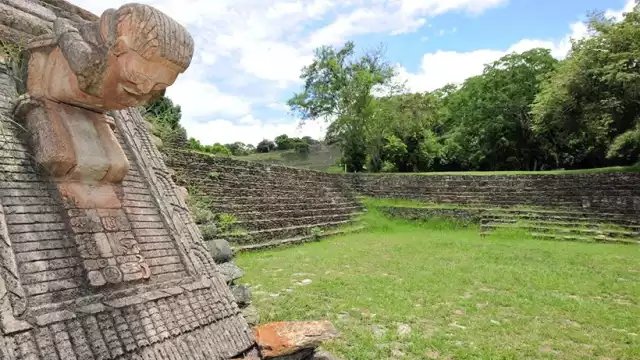 Los investigadores encontraron 400 vasijas que contenían cenizas, carbón, goma y raíces en una cripta prehispánica.