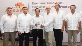 El director general de Grupo Sadasi, Enrique Vainer Girs, reconoció la labor del gobernador Mauricio Vila Dosal