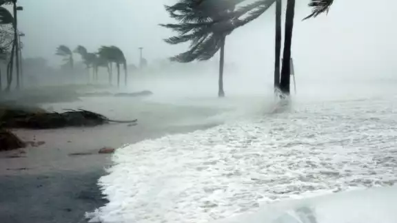 Estelle se ubica a 485 kilómetros al sur de Manzanillo, Colima,