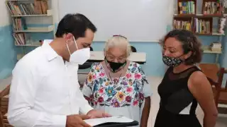 El gobernador Mauricio Vila Dosal le entregó su certificado de primaria tras tres años de estudio
