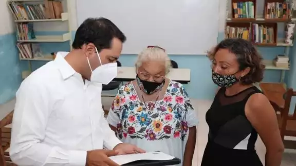 El gobernador Mauricio Vila Dosal le entregó su certificado de primaria tras tres años de estudio El gobernador Mauricio Vila Dosal le entregó su certificado de primaria tras tres años de estudio