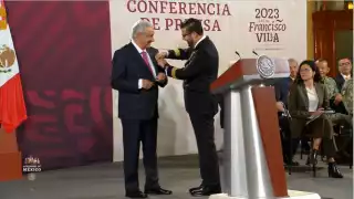 AMLO es nombrado primer piloto de Mexicana de Aviación