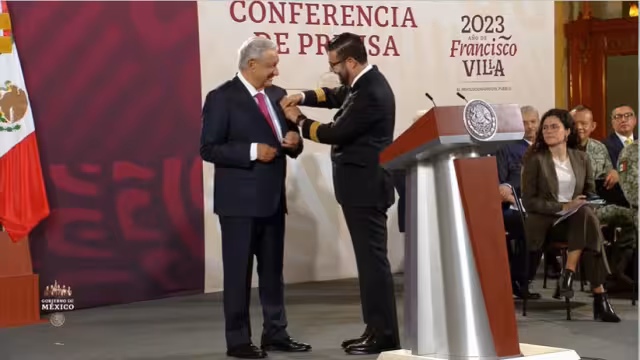 AMLO es nombrado primer piloto de Mexicana de Aviación