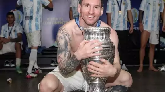 Messi es inmortalizado en la piel de un sin número de fanáticos tras convertirse en leyenda del futbol Messi es inmortalizado en la piel de un sin número de fanáticos tras convertirse en leyenda del futbol