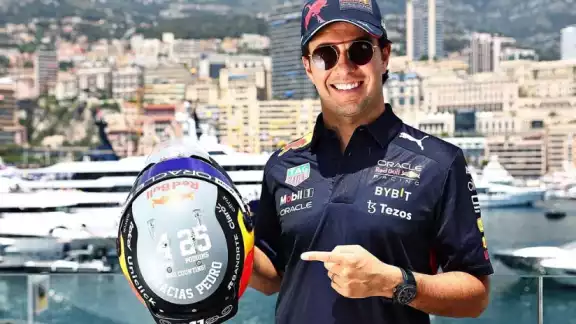 Sergio Pérez presenta un casco homenaje a Pedro Rodríguez en Mónaco Sergio Pérez presenta un casco homenaje a Pedro Rodríguez en Mónaco