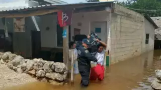 Elementos policiales y de Protección Civil brindan ayuda a la población afectada