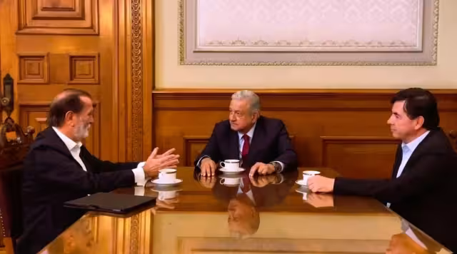 En la cuenta de Twitter del presidente de la República compartieron parte de la plática que sostuvieron en Palacio Nacional. Foto: Captura de pantalla Twitter
