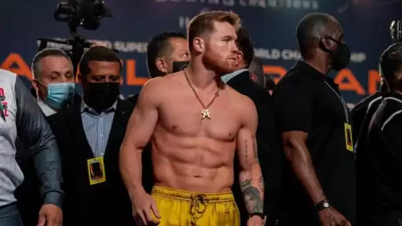 Desde el primer round, un gancho de izquierda conectado por el 'Canelo' Álvarez condicionó el resto de la pelea que no pudo terminar en nocaut Desde el primer round, un gancho de izquierda conectado por el 'Canelo' Álvarez condicionó el resto de la pelea que no pudo terminar en nocaut