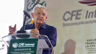 El mandatario federal llamó a los electricistas del país a hacer historia al conectar a todo el país con internet
