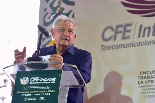 El mandatario federal llamó a los electricistas del país a hacer historia al conectar a todo el país con internet