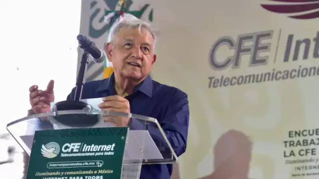 El mandatario federal llamó a los electricistas del país a hacer historia al conectar a todo el país con internet