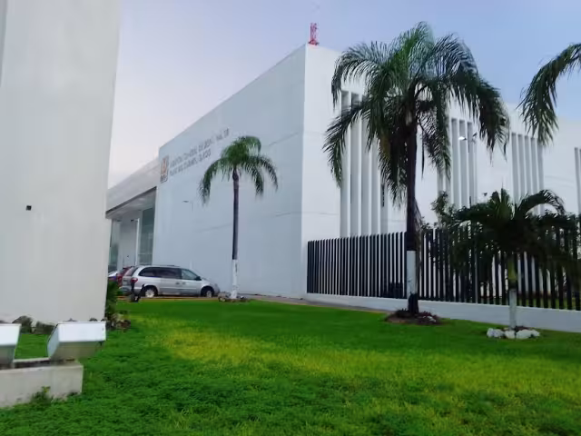 El Síndico Municipal, Adrián Pérez Vera (recuadro), dijo que nuevamente, por errores pasados, el actual Gobierno tendrá que pagar una compensación.