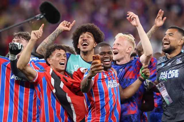 Los jugadores de Crystal Palace celebraron en grande la victoria.