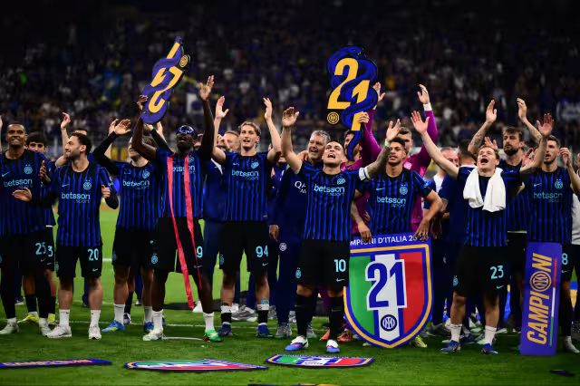 Los jugadores del Inter celebraron el título asegurado con la afición.