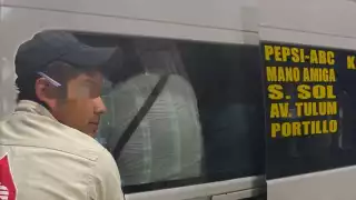 El conductor fue denunciado por redes sociales, donde se vio cuando cargaba la gasolina con el motor prendido