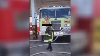 En el video, la modelo portaba uno de los chaquetones que utilizan los elementos al atender una emergencia