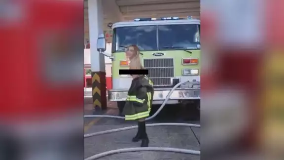 En el video, la modelo portaba uno de los chaquetones que utilizan los elementos al atender una emergencia En el video, la modelo portaba uno de los chaquetones que utilizan los elementos al atender una emergencia