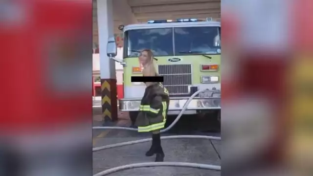 En el video, la modelo portaba uno de los chaquetones que utilizan los elementos al atender una emergencia