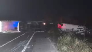 Vuelca pipa de gas LP en carretera Campeche–Champotón; no hubo lesionados