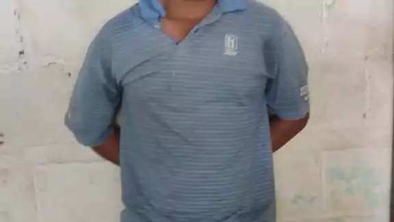 El hombre corrió a su esposa de su hogar e intentó quedarse con su hijo de un año