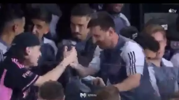 Peso Pluma saluda a Leo Messi previo al partido del Inter Miami Peso Pluma saluda a Leo Messi previo al partido del Inter Miami