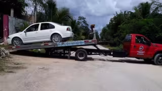 Agentes policiacos aseguran vehículo, chaleco táctico y portafusil