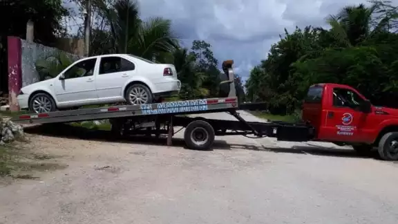 Agentes policiacos aseguran vehículo, chaleco táctico y portafusil Agentes policiacos aseguran vehículo, chaleco táctico y portafusil
