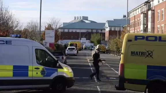Un muerto y un herido dejó una explosión ocurrida afuera de un hospital en Liverpool, Inglaterra.
Un muerto y un herido dejó una explosión ocurrida afuera de un hospital en Liverpool, Inglaterra.
