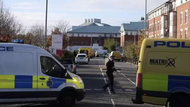 Un muerto y un herido dejó una explosión ocurrida afuera de un hospital en Liverpool, Inglaterra.
