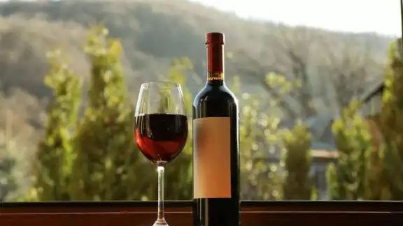 Un empleado de una bodega en la región francesa de Borgoña ha sido arrestado por presuntamente robar más de 7.000 botellas de vino.