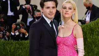 Totalmente vestido de blanco fue visto Brooklyn Beckham en este especial sábado