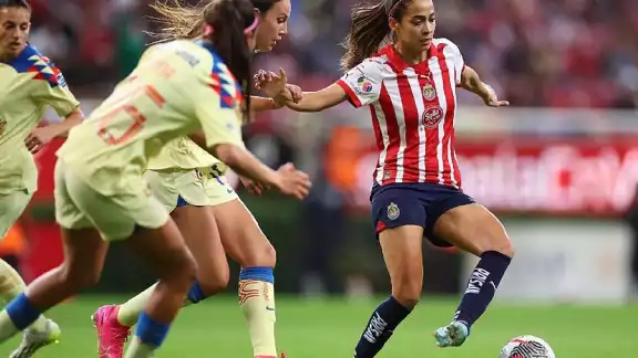 Chivas enfrenta al América este fin de semana en el Estadio Azteca Chivas enfrenta al América este fin de semana en el Estadio Azteca