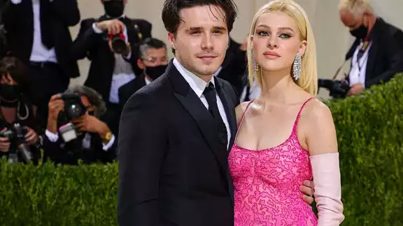 Totalmente vestido de blanco fue visto Brooklyn Beckham en este especial sábado Totalmente vestido de blanco fue visto Brooklyn Beckham en este especial sábado