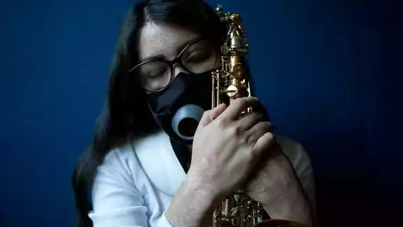 Saxofonista y activista Elena Ríos, víctima de ataque con ácido