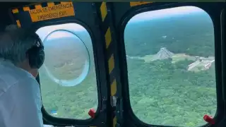 Andrés Manuel lópez Obrador contempla desde los cielos la pirámide de Chichén Itzá