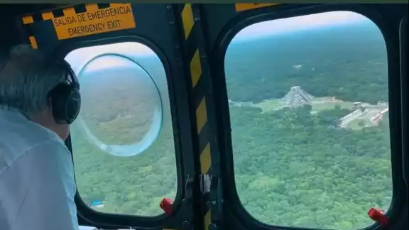 Andrés Manuel lópez Obrador contempla desde los cielos la pirámide de Chichén Itzá Andrés Manuel lópez Obrador contempla desde los cielos la pirámide de Chichén Itzá