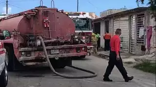 Llamas consumen una casa en la colonia Arboledas en Chetumal
